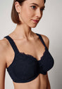 Nahaufnahme von einem Damen-Model, das HU baritone blue mikrofaser Minimizer BH trägt