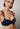 Nahaufnahme von einem Damen-Model, das HU baritone blue mikrofaser Schalen BH trägt