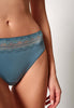 Nahaufnahme von einem Damen-Model, das HU oceanview mikrofaser Rio Slip trägt