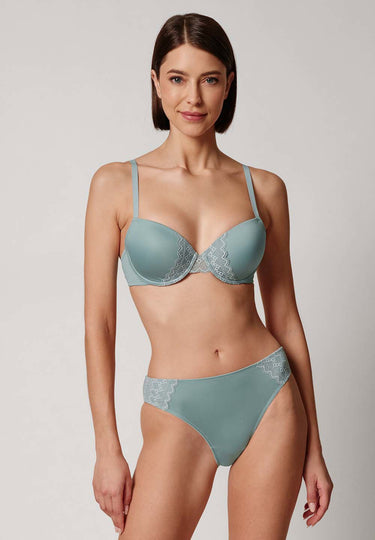 Vorderansicht von einem Damen-Model, das HU arona mikrofaser Schalen BH trägt