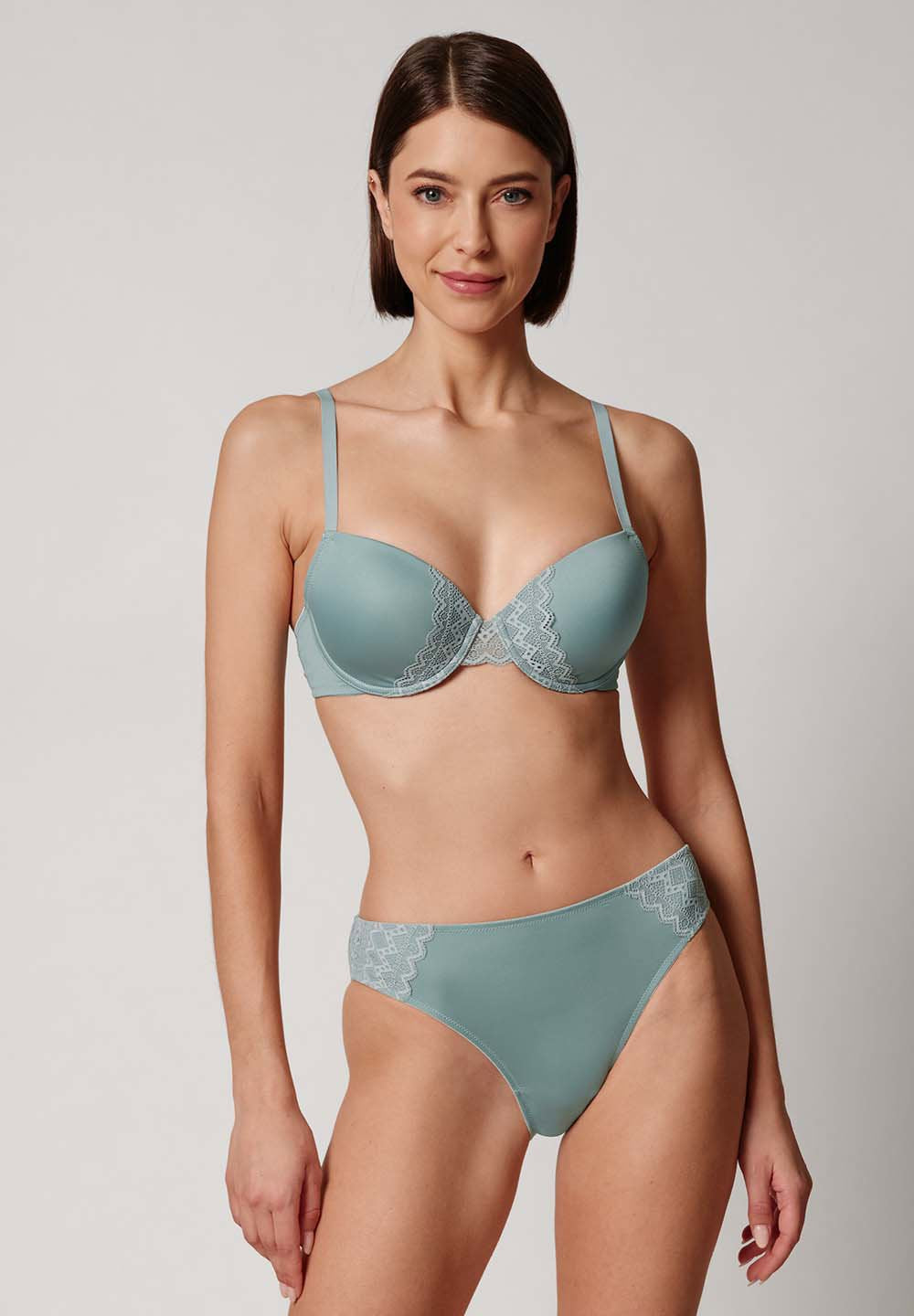 Vorderansicht von einem Damen-Model, das HU arona mikrofaser Schalen BH trägt