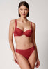 Vorderansicht von einem Damen-Model, das HU red dahlia mikrofaser Push-up BH trägt