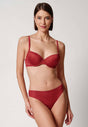 Vorderansicht von einem Damen-Model, das HU red dahlia mikrofaser Push-up BH trägt