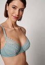 Nahaufnahme von einem Damen-Model, das HU arona mikrofaser Bügel BH trägt