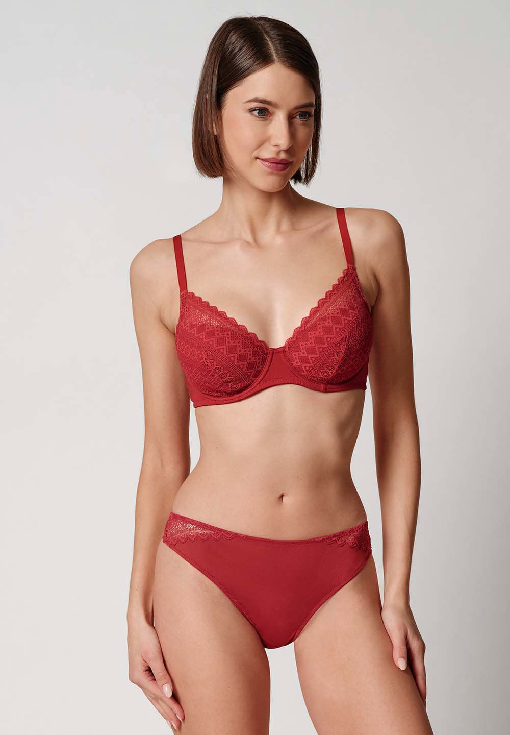 Vorderansicht von einem Damen-Model, das HU red dahlia mikrofaser Bügel BH trägt