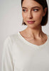 Nahaufnahme von einem Damen-Model, das HU marshmallow baumwolle Shirt langarm trägt