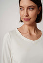 Nahaufnahme von einem Damen-Model, das HU marshmallow baumwolle Shirt langarm trägt