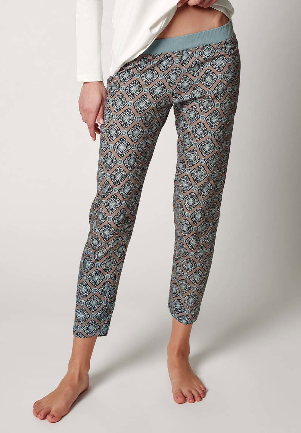Vorderansicht von einem Damen-Model, das HU bark ornament modal/viskose/tencel Hose lang trägt