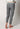 Rückansicht von einem Damen-Model, das HU bark ornament modal/viskose/tencel Hose lang trägt