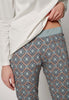 Nahaufnahme von einem Damen-Model, das HU bark ornament modal/viskose/tencel Hose lang trägt