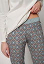 Nahaufnahme von einem Damen-Model, das HU bark ornament modal/viskose/tencel Hose lang trägt