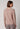 Rückansicht von einem Damen-Model, das HU bark modal/viskose/tencel Shirt langarm trägt