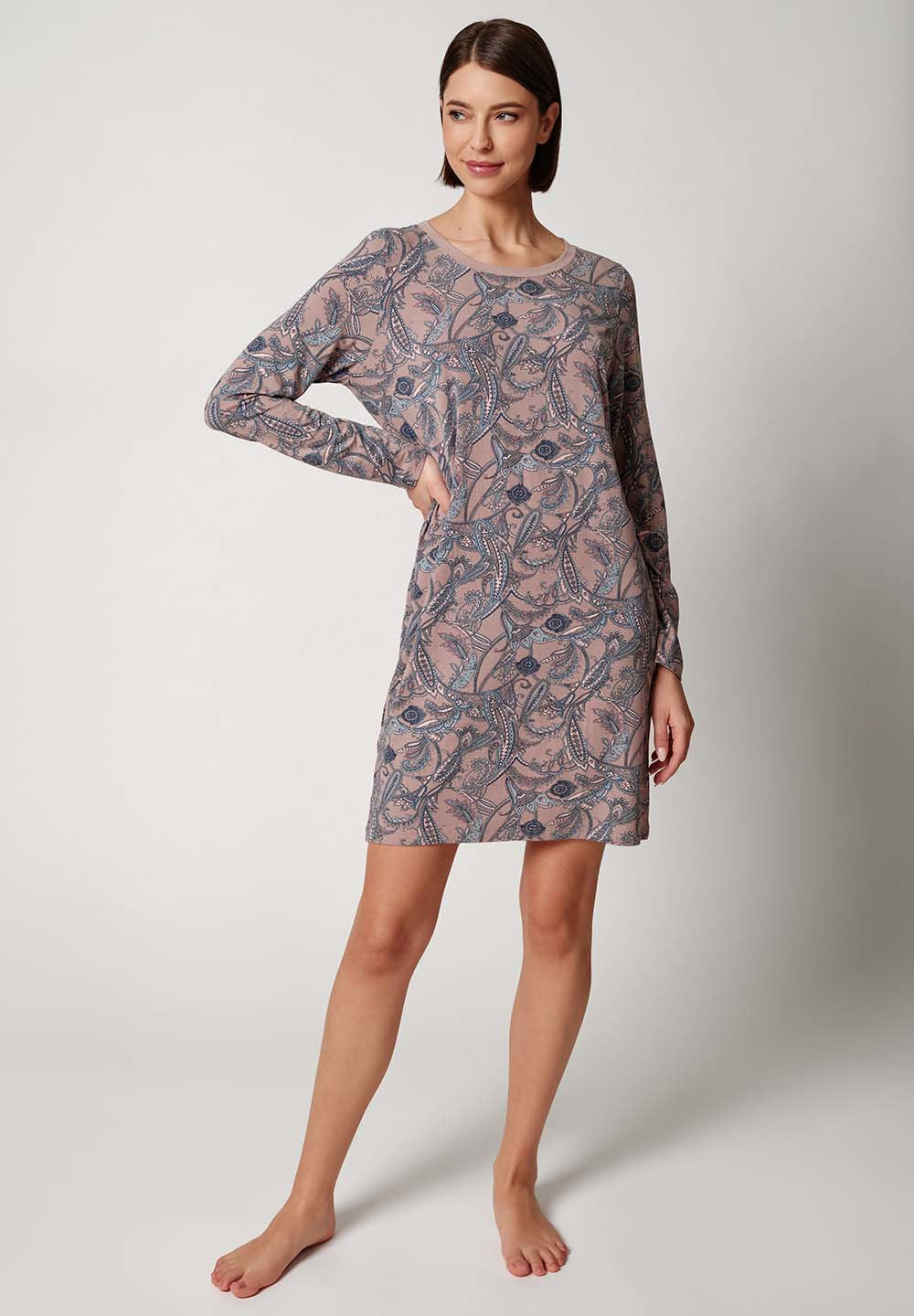 Vorderansicht von einem Damen-Model, das HU bark paisley modal/viskose/tencel Nachthemd langarm trägt