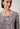Nahaufnahme von einem Damen-Model, das HU bark paisley modal/viskose/tencel Nachthemd langarm trägt