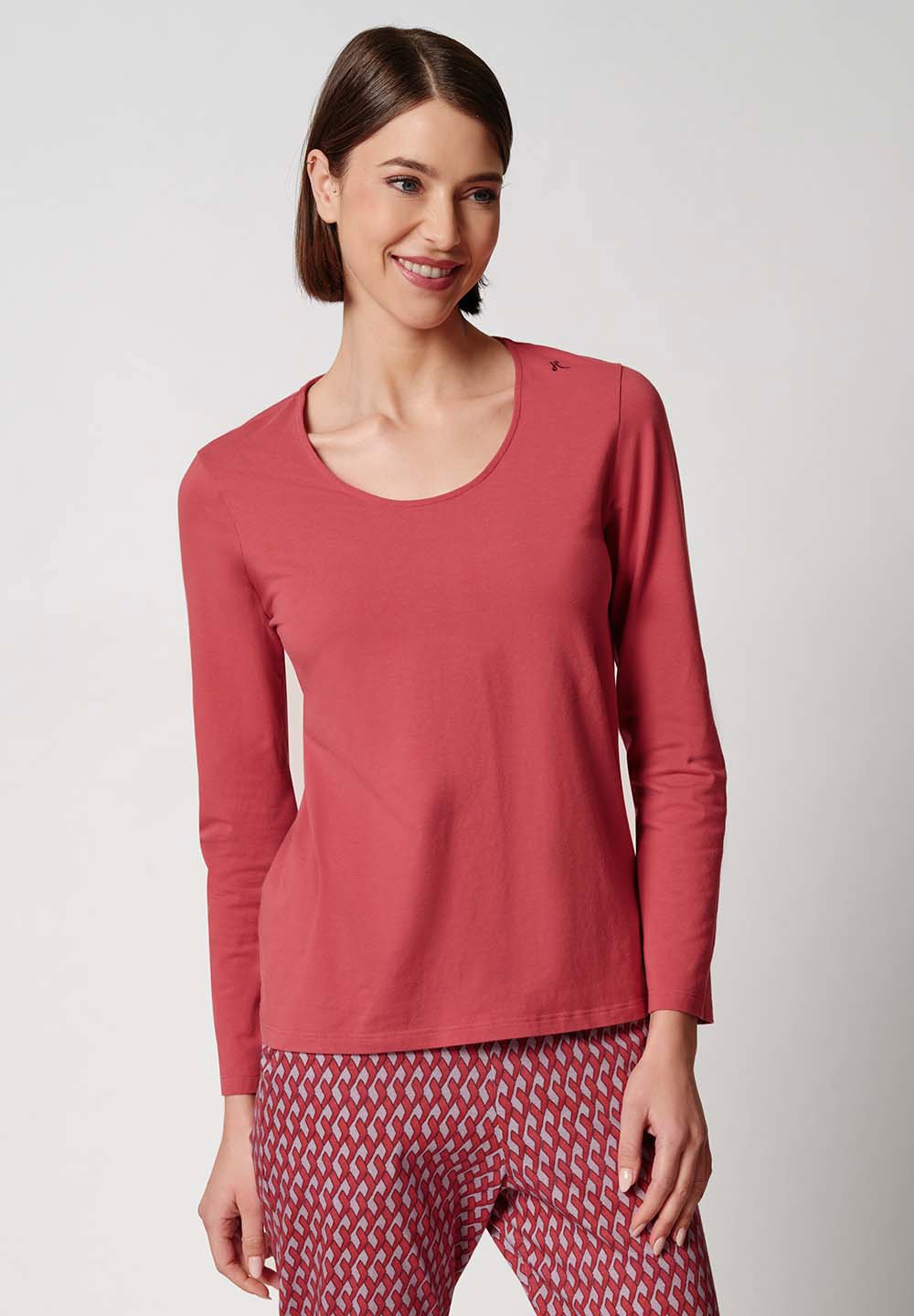 Vorderansicht von einem Damen-Model, das HU garnet rose baumwolle Shirt langarm trägt
