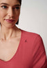 Nahaufnahme von einem Damen-Model, das HU garnet rose baumwolle Shirt langarm trägt