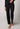 Vorderansicht von einem Damen-Model, das HU anthracite modal/viskose/tencel Hose lang trägt