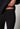 Nahaufnahme von einem Damen-Model, das HU anthracite modal/viskose/tencel Hose lang trägt