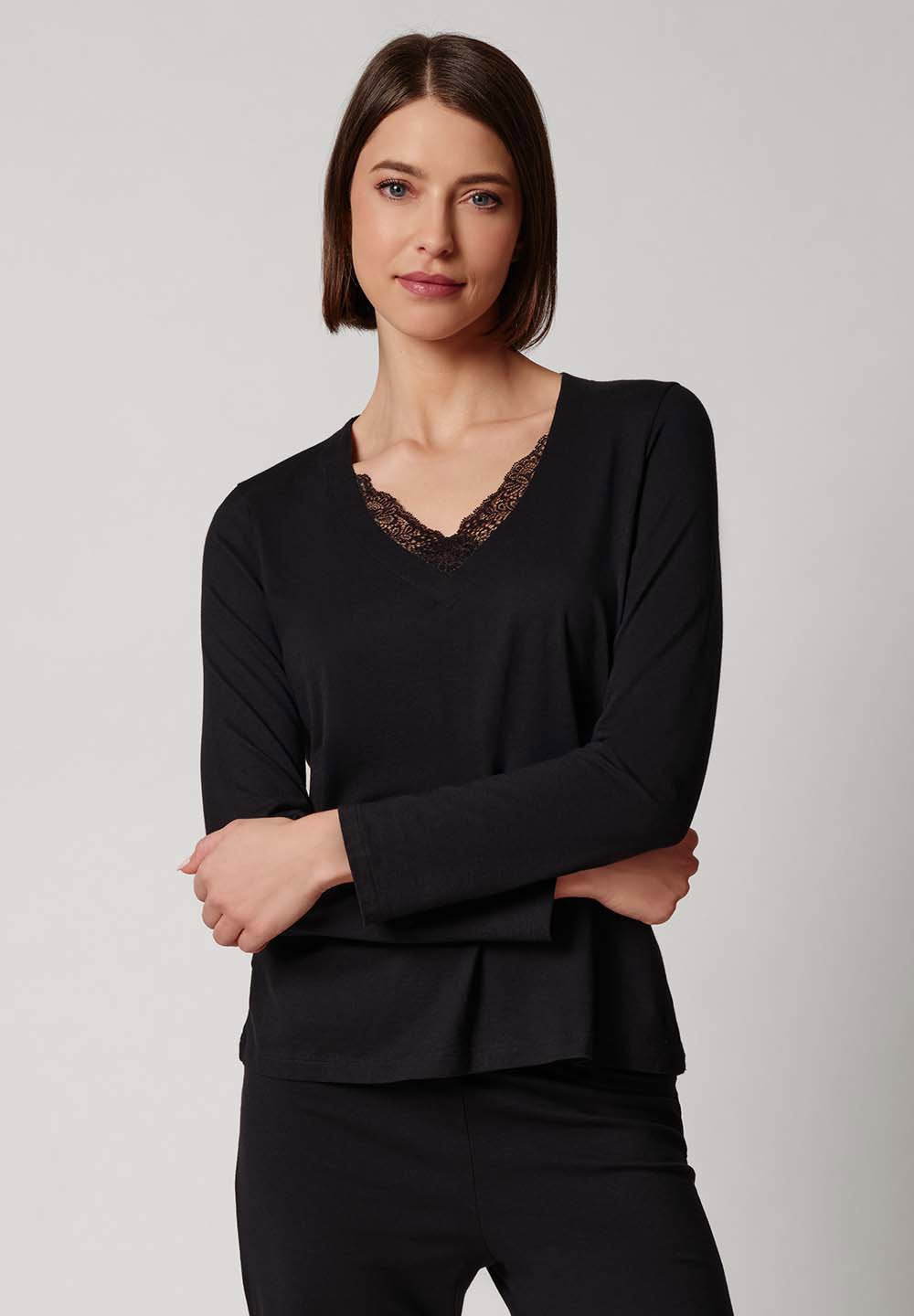 Vorderansicht von einem Damen-Model, das HU anthracite modal/viskose/tencel Shirt langarm trägt