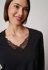 Nahaufnahme von einem Damen-Model, das HU anthracite modal/viskose/tencel Shirt langarm trägt