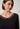 Nahaufnahme von einem Damen-Model, das HU anthracite modal/viskose/tencel Nachthemd langarm trägt