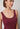 Nahaufnahme von einem Damen-Model, das HU maroon banner modal/viskose/tencel Tanktop trägt