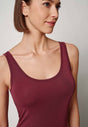 Nahaufnahme von einem Damen-Model, das HU maroon banner modal/viskose/tencel Tanktop trägt