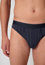 Nahaufnahme von einem Herren-Model, das HU outer space selection baumwolle Slip Doppelpack trägt