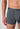 Nahaufnahme von einem Herren-Model, das HU turbulence stripes selection baumwolle Pants Doppelpack trägt