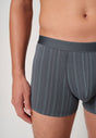 Nahaufnahme von einem Herren-Model, das HU turbulence stripes selection baumwolle Pants Doppelpack trägt