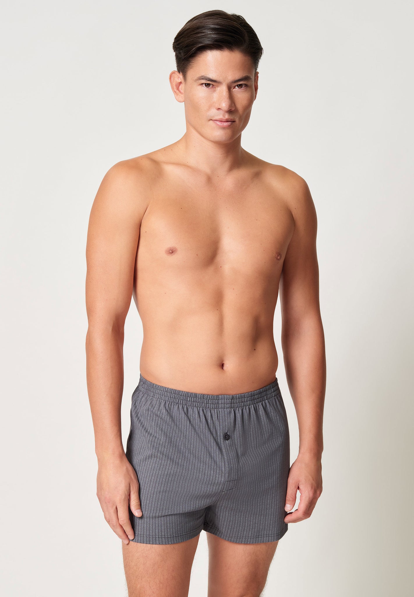 Vorderansicht von einem Herren-Model, das HU turbulence herringbone baumwolle Boxershorts trägt