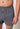 Nahaufnahme von einem Herren-Model, das HU turbulence herringbone baumwolle Boxershorts trägt