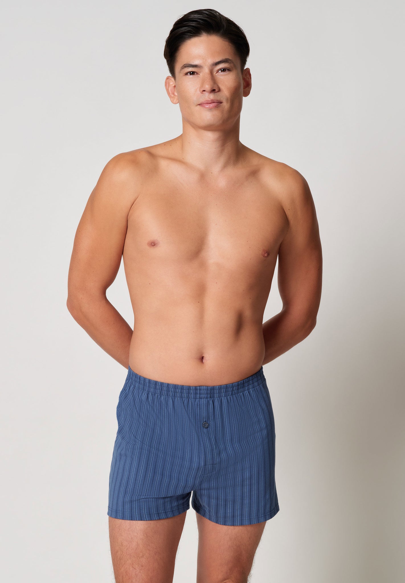 Vorderansicht von einem Herren-Model, das HU ensign blue stripes baumwolle Boxershorts trägt
