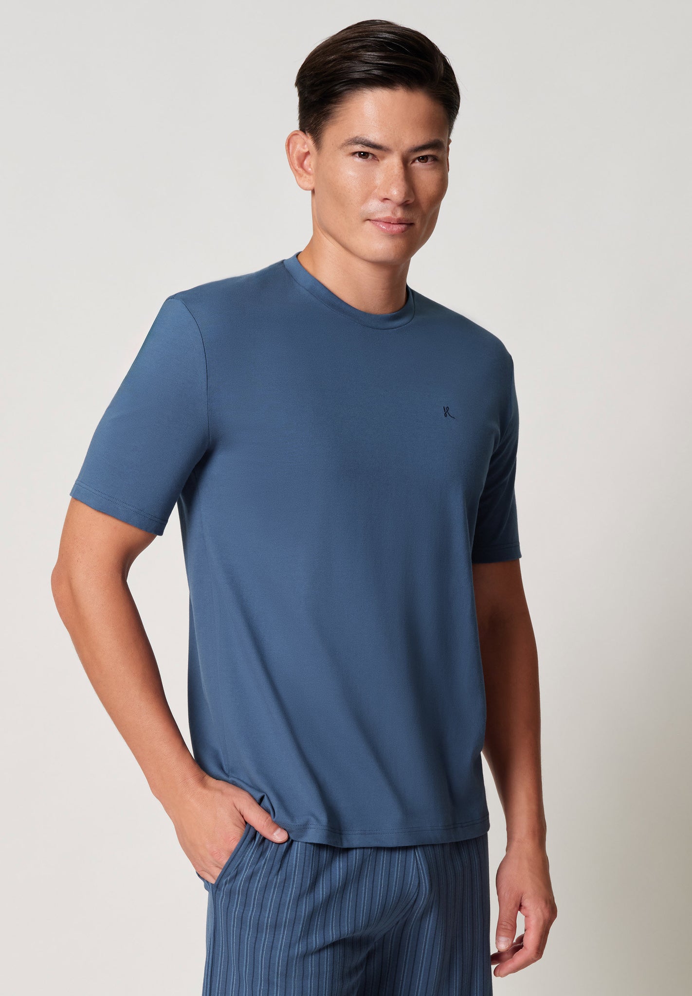 Vorderansicht von einem Herren-Model, das HU ensign blue baumwolle Shirt kurzarm trägt