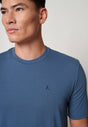 Nahaufnahme von einem Herren-Model, das HU ensign blue baumwolle Shirt kurzarm trägt