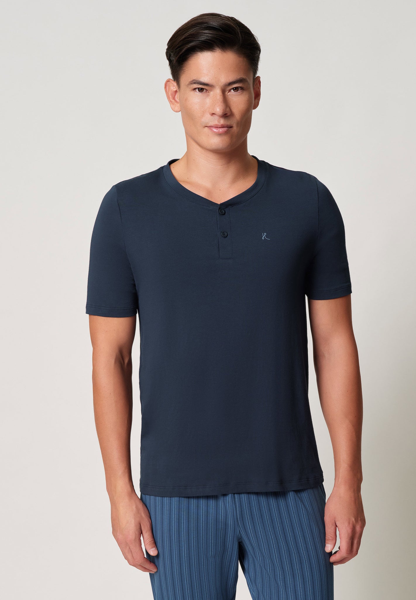 Vorderansicht von einem Herren-Model, das HU outer space baumwolle Shirt kurzarm trägt