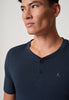 Nahaufnahme von einem Herren-Model, das HU outer space baumwolle Shirt kurzarm trägt