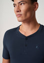 Nahaufnahme von einem Herren-Model, das HU outer space baumwolle Shirt kurzarm trägt