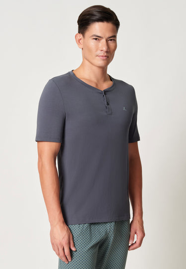 Vorderansicht von einem Herren-Model, das HU turbulence modal/viskose/tencel Shirt kurzarm trägt