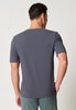 Rückansicht von einem Herren-Model, das HU turbulence modal/viskose/tencel Shirt kurzarm trägt