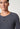 Nahaufnahme von einem Herren-Model, das HU turbulence modal/viskose/tencel Shirt kurzarm trägt
