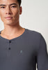 Nahaufnahme von einem Herren-Model, das HU turbulence modal/viskose/tencel Shirt kurzarm trägt