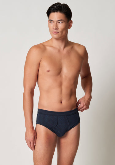 Vorderansicht von einem Herren-Model, das HU outer space minimal baumwolle Slip mit Eingriff trägt
