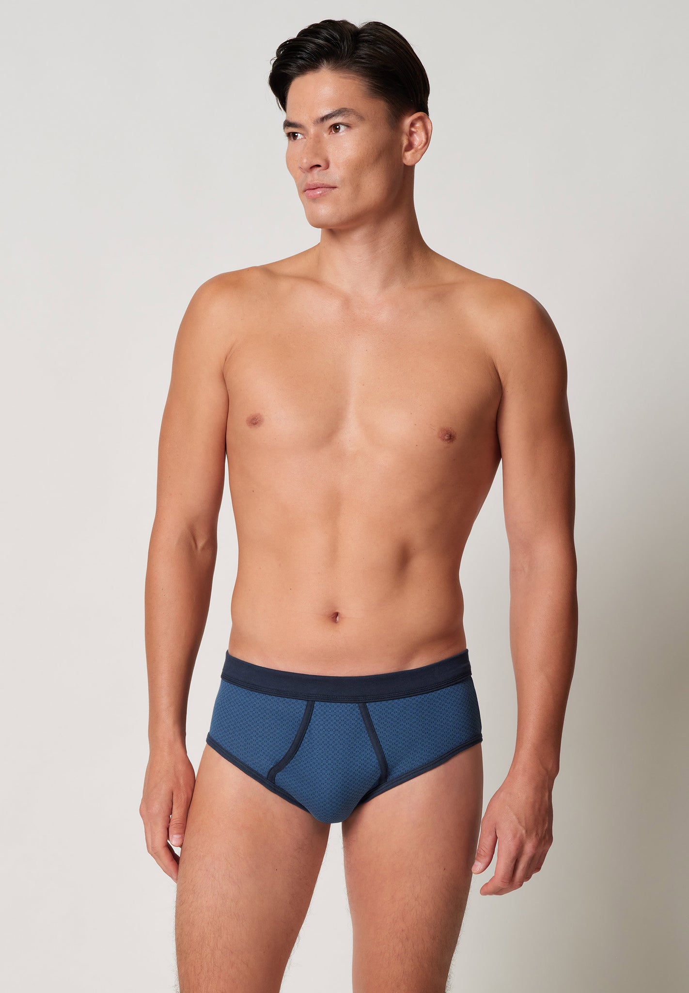 Vorderansicht von einem Herren-Model, das HU ensign blue signs baumwolle Slip mit Eingriff trägt