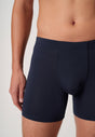 Nahaufnahme von einem Herren-Model, das HU outer space modal/viskose/tencel Pants langes Bein trägt