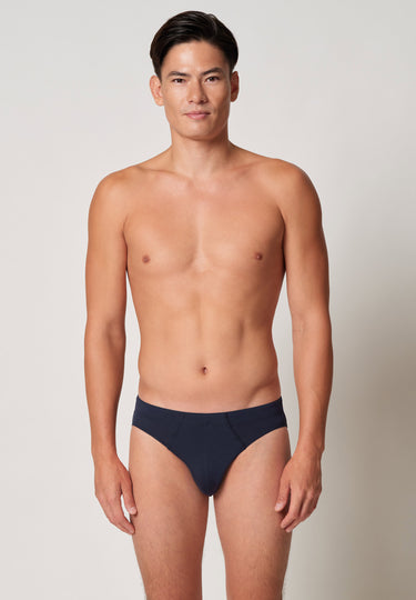 Vorderansicht von einem Herren-Model, das HU outer space modal/viskose/tencel Slip trägt