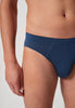 Nahaufnahme von einem Herren-Model, das HU ensign blue minimal modal/viskose/tencel Slip trägt