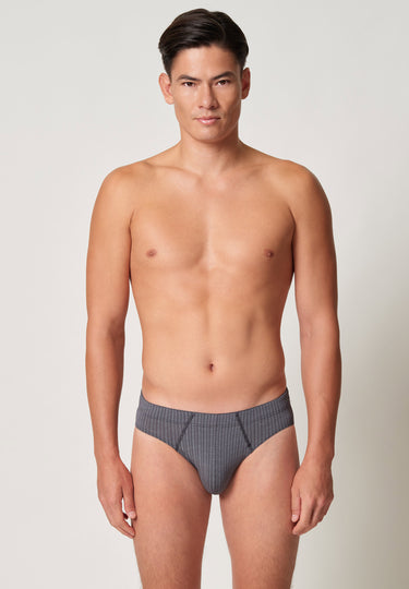 Vorderansicht von einem Herren-Model, das HU turbulence herringbone modal/viskose/tencel Slip trägt