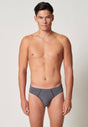 Vorderansicht von einem Herren-Model, das HU turbulence herringbone modal/viskose/tencel Slip trägt