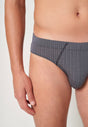 Nahaufnahme von einem Herren-Model, das HU turbulence herringbone modal/viskose/tencel Slip trägt
